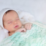 Un bébé qui dort en toute sérénité dans un cocon sécure