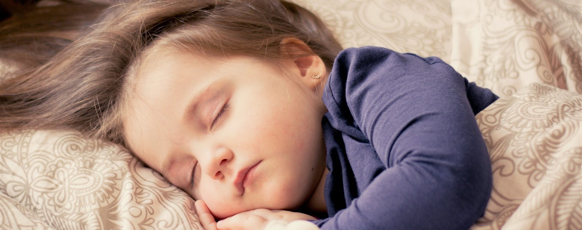 Un enfant qui dort paisiblement et sereinement toute la nuit