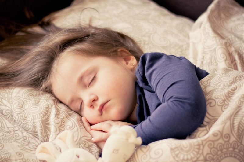 Un enfant qui dort paisiblement et sereinement toute la nuit