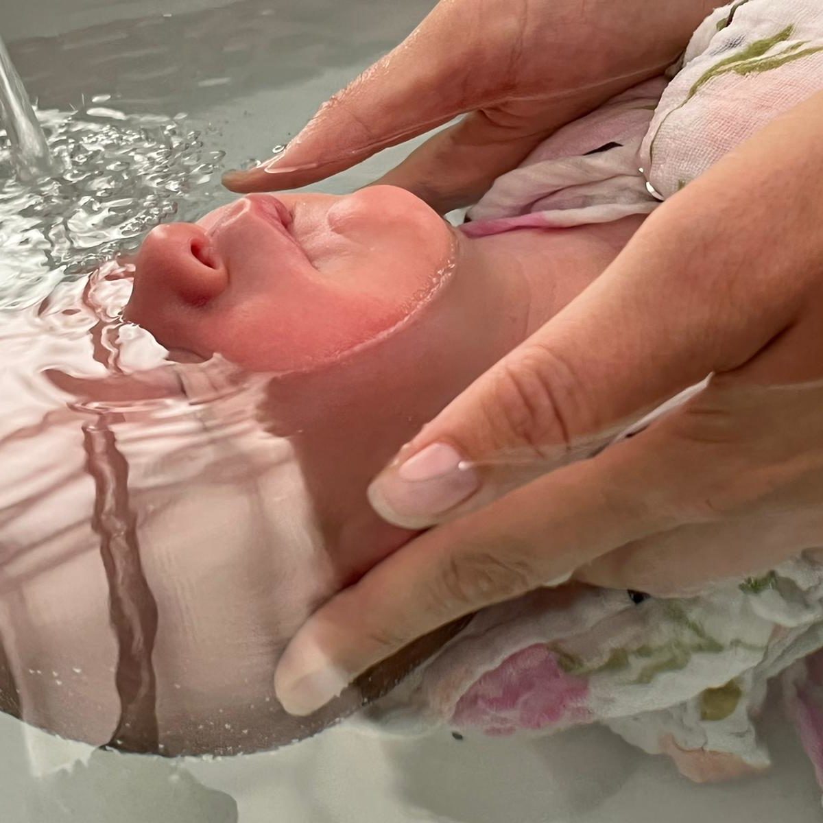 Immersion du bébé dans l'eau pendant son thérapeutique bain bébé, méthode Sonia Krief
